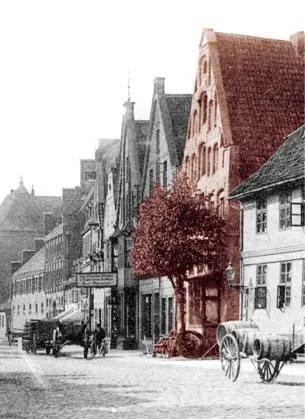 Historische Fotografie: Straßenansicht des Giebelhauses mit Pferdefuhrwerken